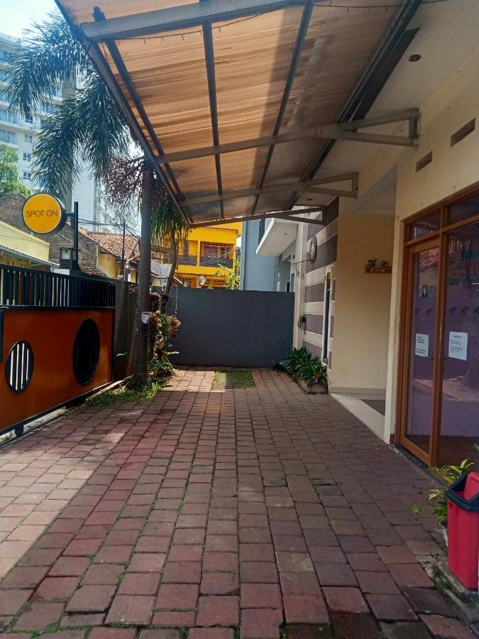 SPOT ON 90163 Radio Backpacker Guesthouse Syariah Bandung Bagian luar foto